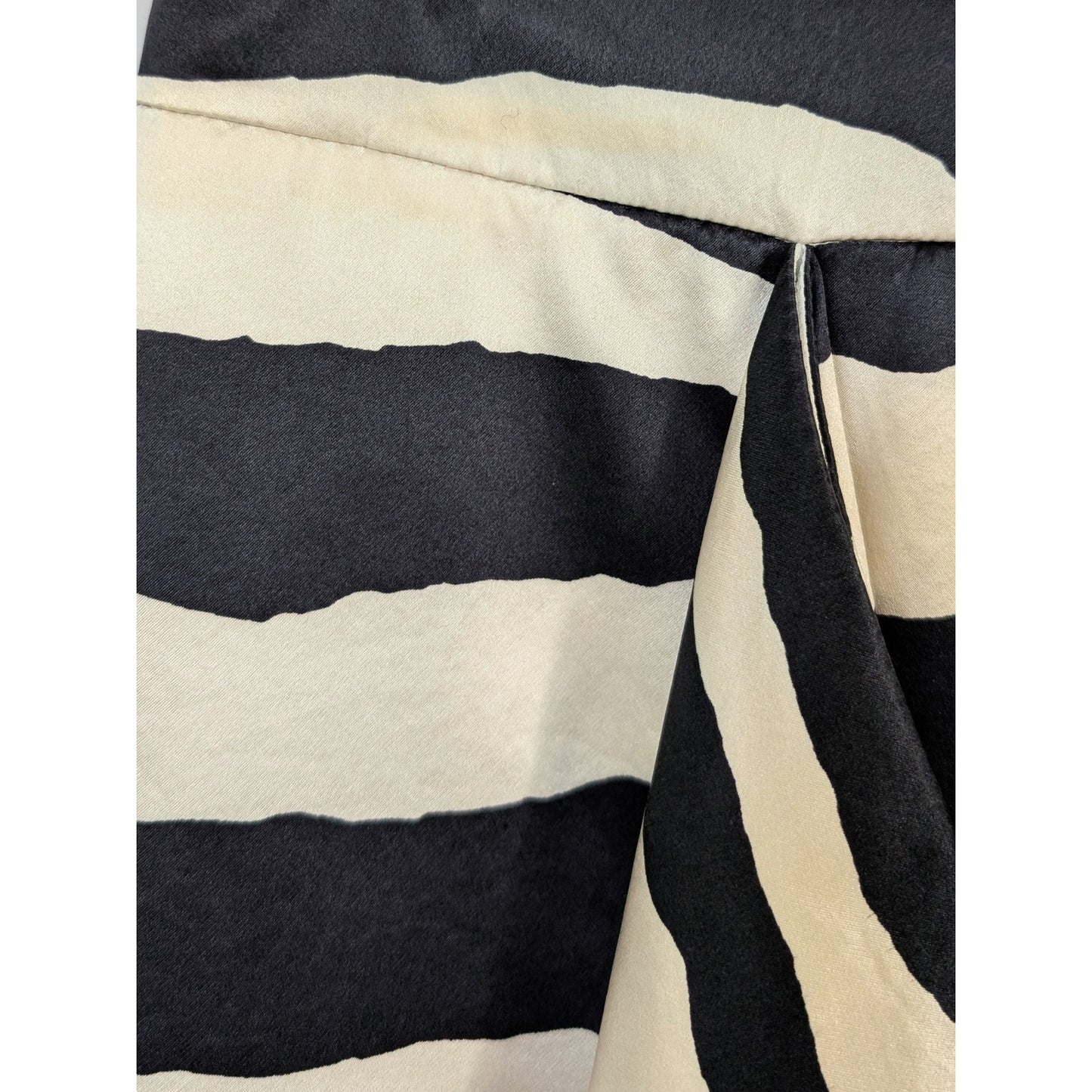 100% Silk Anne Klein Navy Cream Bold Zebra Stripe Ruffle Mini Skirt Size 6P