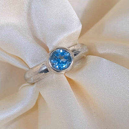 925 Sterling Silver Blue Topaz Solitaire Ring Size 7.75 Bezel Set 925 Minimalist
