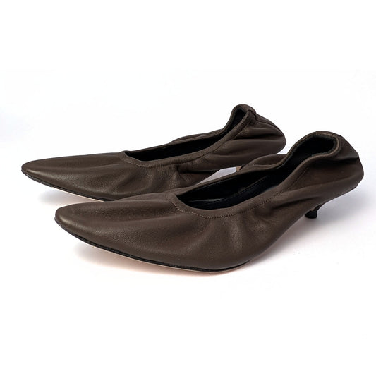 

The row, kitten heel, ballet shoes, almond toe, brown leather shoes, coffee brown, cappuccino brown, nappe leather shoes, business shoes, fall shoes, trendy, boat shoes, low heel shoes, Liisa
