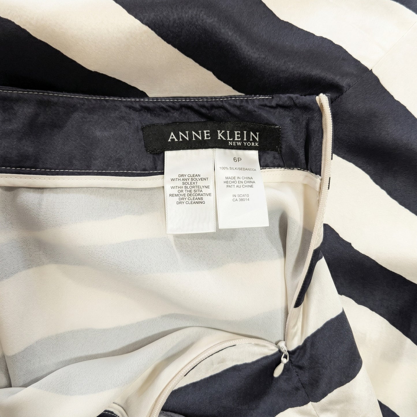 100% Silk Anne Klein Navy Cream Bold Zebra Stripe Ruffle Mini Skirt Size 6P